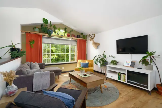 Livingroom upstairs with smart tv, electric fireplace, lots of seating at Garden House, Coeur d'Alene Idaho
