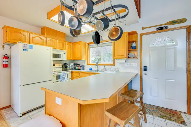 Fully stocked kitchen ready to prepare meals for the family at Bay-View Cabin, Bayview Idaho